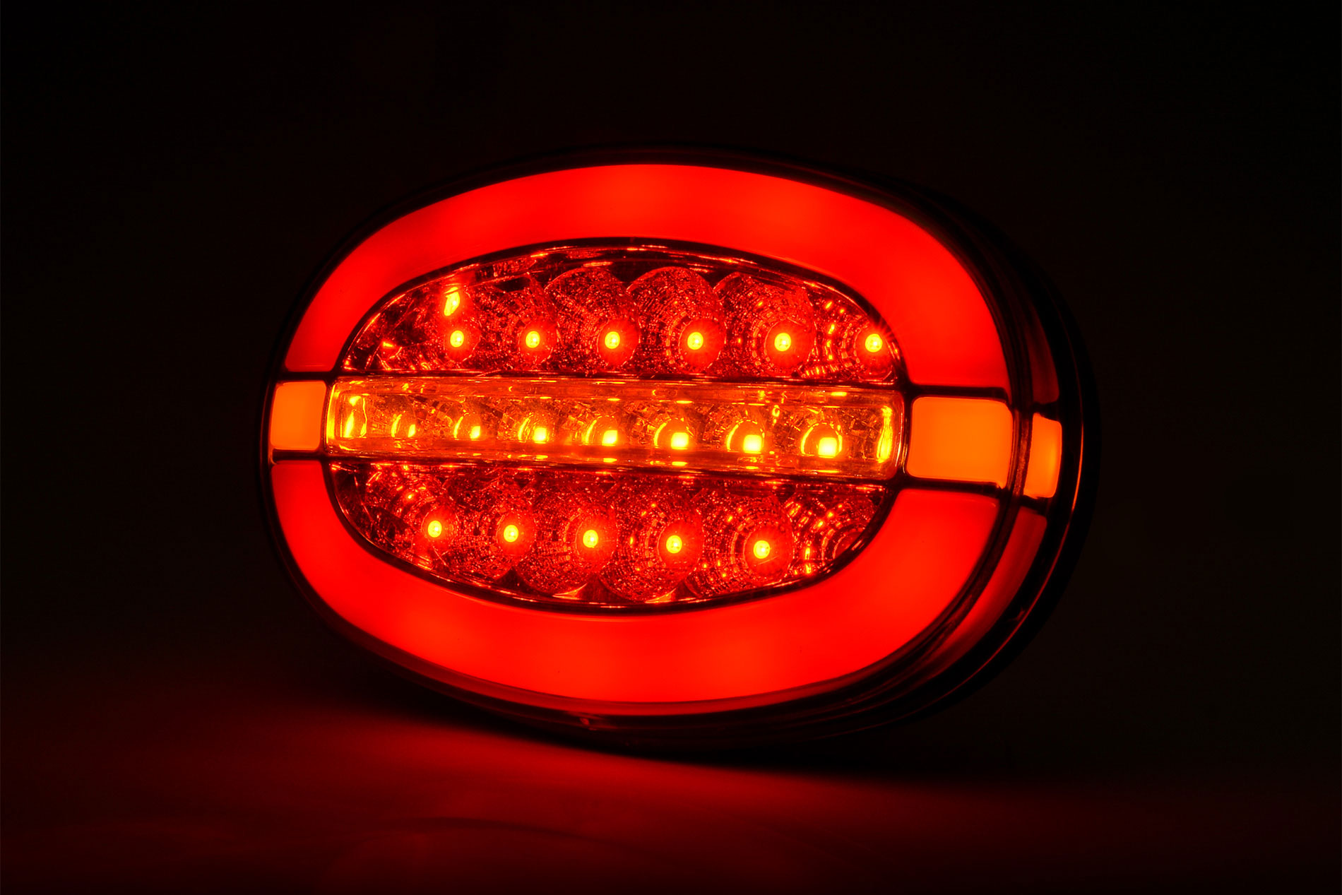 W205-ös tipuscsalád.1432 DD L/P.Teljesen Led,-es(részben NEON) univerzális többfunkcíos(helyzetjelző,fék, futófényes irányjelző) mezőgazdasági gép hátsó lámpa, beépítési adapterekkel. Jobb-Bal. 12-24V,-os kivitel. 2m vezetékkel. Hasonló: WES0320.