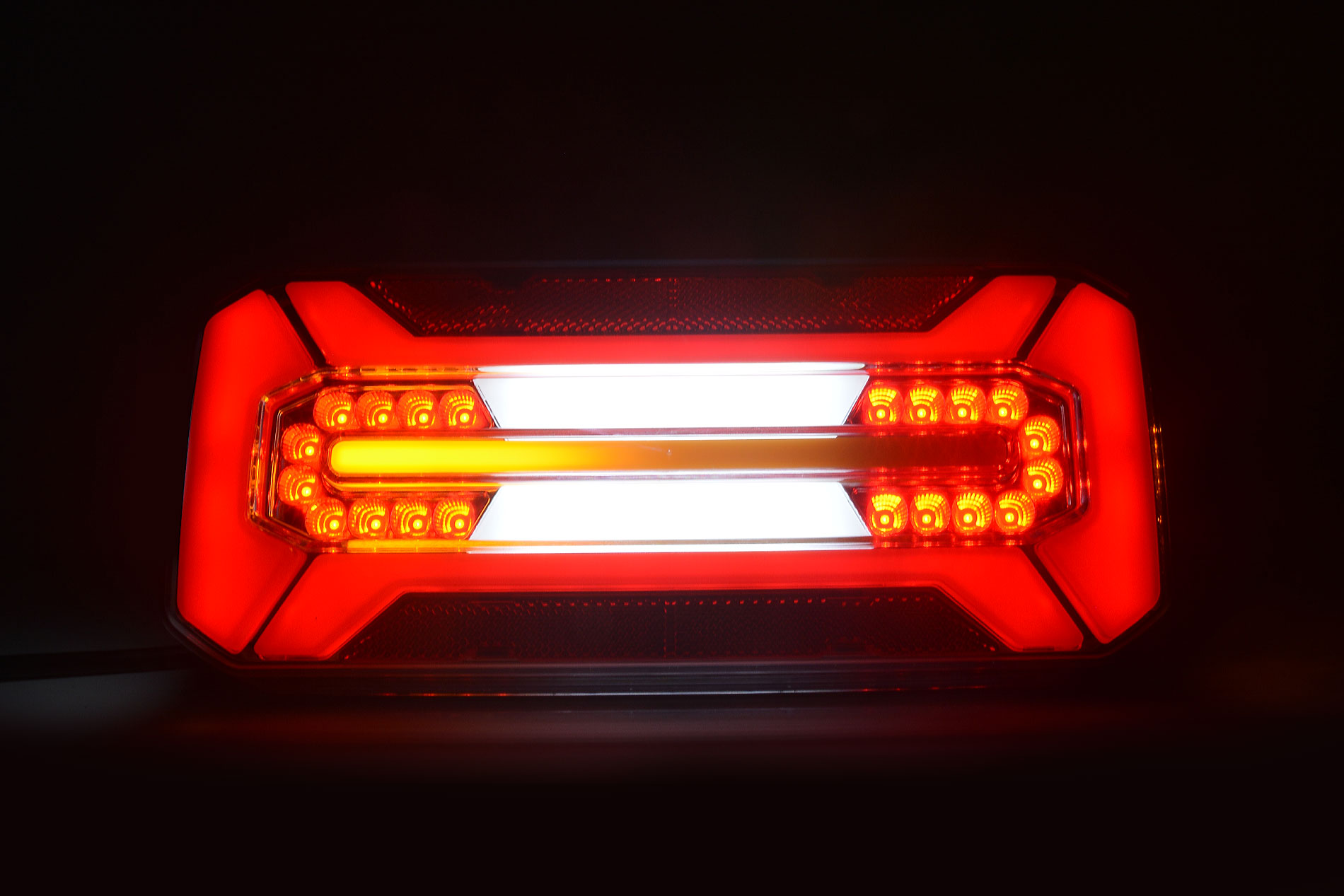 Kombinált hátsó lámpa LED-es, 12V/24V, (helyzetjelző, irányjelző, tolató),