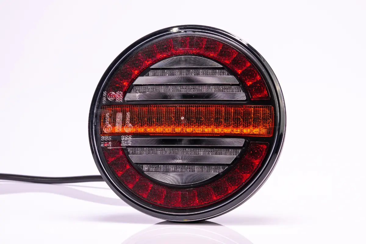 Kerek hátsólámpa LED-es, AVIA típusú, 3 funkciós (helyzet, fék, index), 12-36V, Átmérő: 140mm