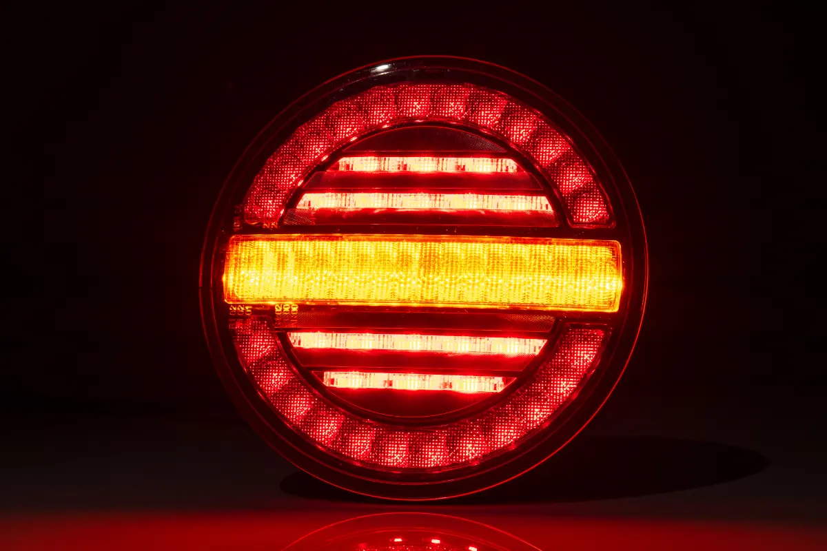Kerek hátsólámpa LED-es, AVIA típusú, 3 funkciós (helyzet, fék, index), 12-36V, Átmérő: 140mm