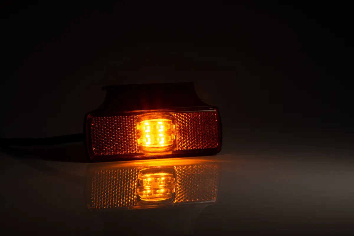Szélességjelző 12-24V téglalap alakú sárga középen 4 LED-es +tartó 102mm x 52mm (FT-17Z+K LED)