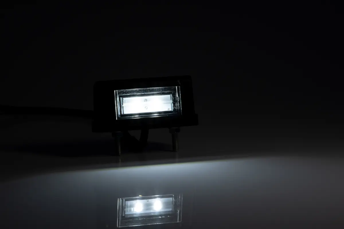 Rendszám megvilágítás 12-24V kis tégla alakú 2 LED 83mm x 30mm magasság: 40mm  (FT-16 LED) vezetékes