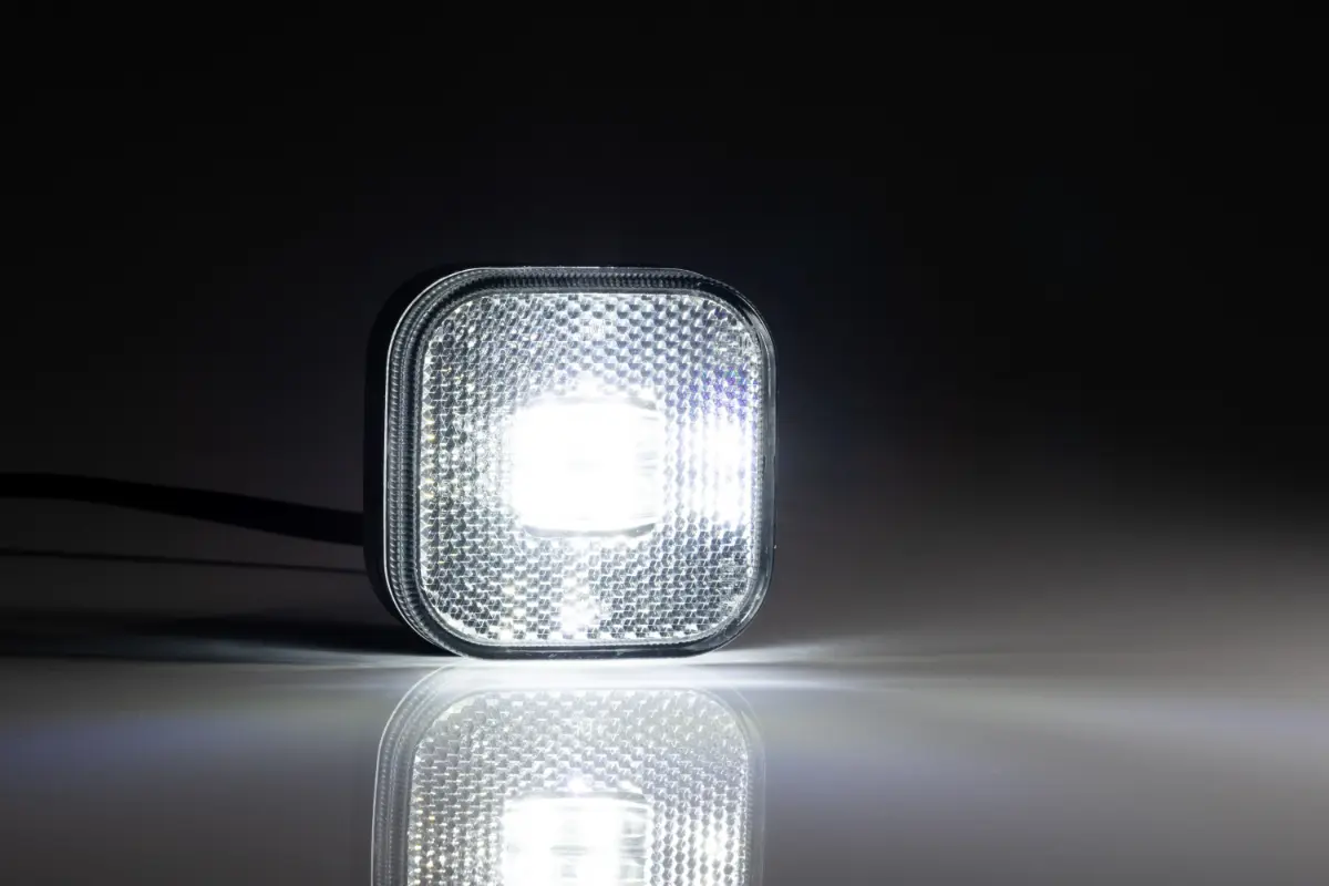 Szélességjelző 12-24V MAN kocka alakú sík hátoldlalas fehér 4 LED-es 62mm x 62mm (FT-27B LED)