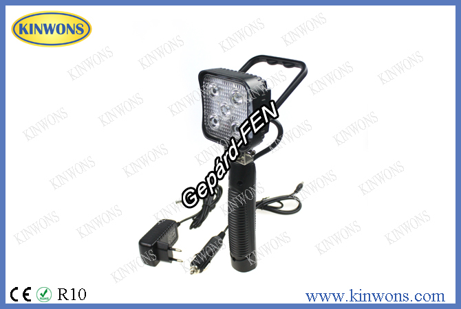 KS0215 EU. Kézi akkumlátoros munkalámpa. A lámpa a KWN0001,-es alapra épül.5Led, 15W 1200 Lumen. Felül füles, alul markolatos kivitel. 3 különbözõ funkció! 2db különbözõ adapterrel 220V,-ról, illetve gki. szivargyújtó aljzatról tölthetõ.