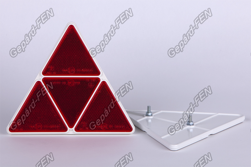 Háromszögprizma osztott felületû 2 csavarral 174mm x 153mm (MD-19)