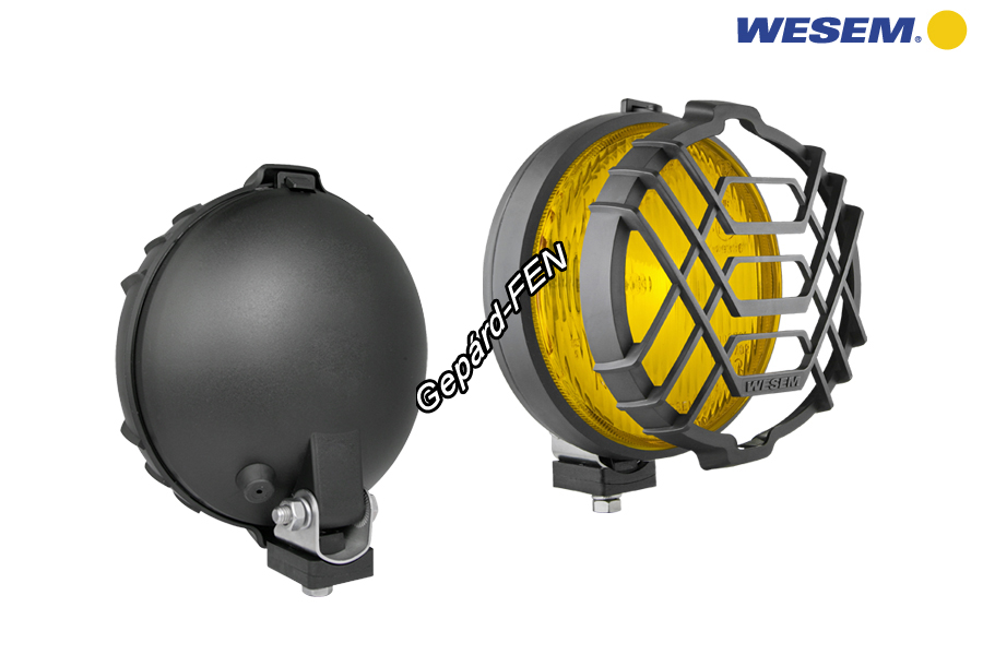 HO1.00601.Közepes méretü univerzális fekete kerek ködfényszóró, műanyag házzal.Méretei: Betét átm: 159mm.Teljes méret:164x187mm.Alsó csavaros (M8,-as) felfogatással. Sárga üveggel, és díszráccsal.H3,-as izzó nélkül.