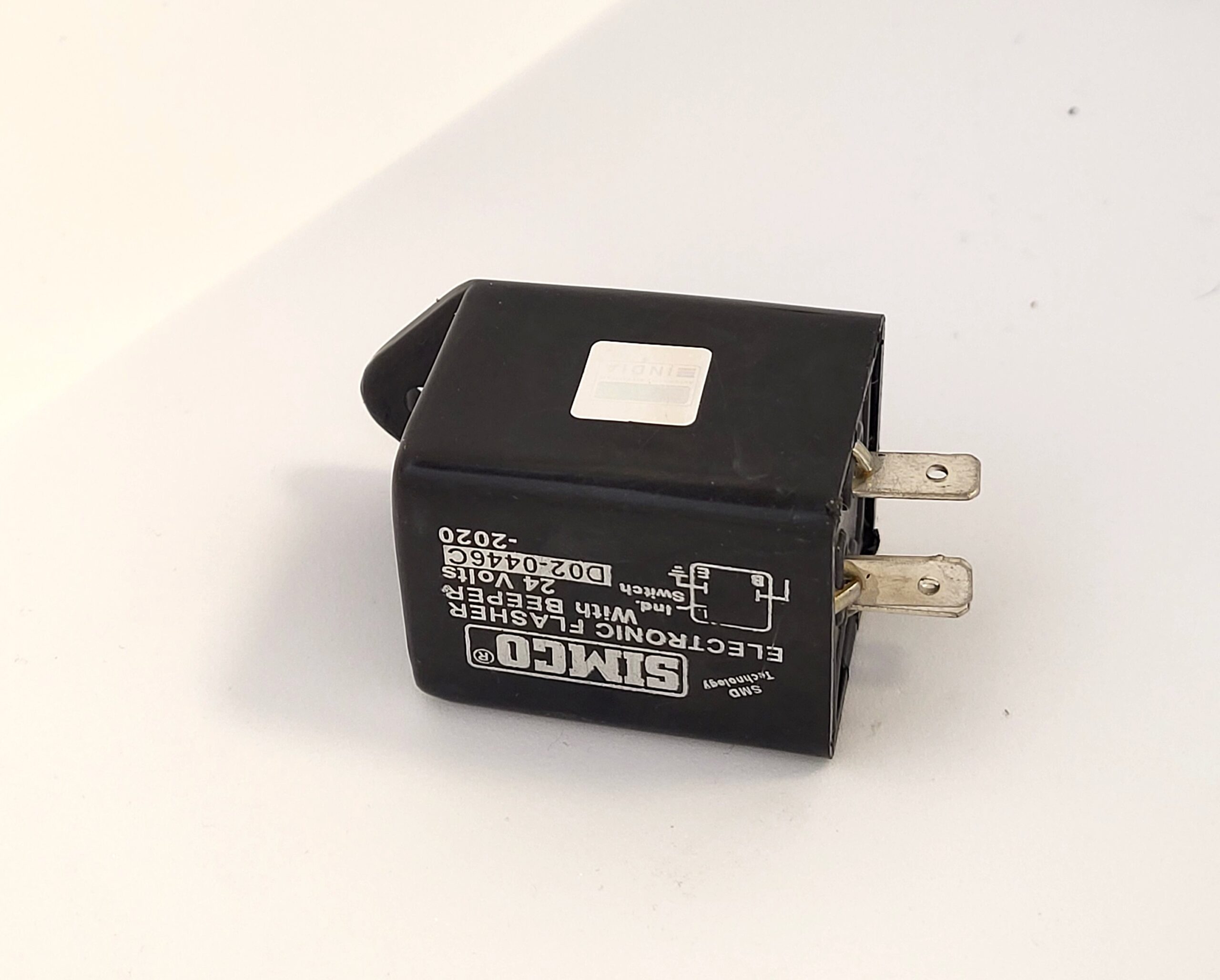 Univerzális 24V-3 lábas elektronikus irányjelző relé. Szögletes kivitel, műanyag házban, tartófűllel.Kiválló minőségű indiai termék, egyedi csomagolásban,.