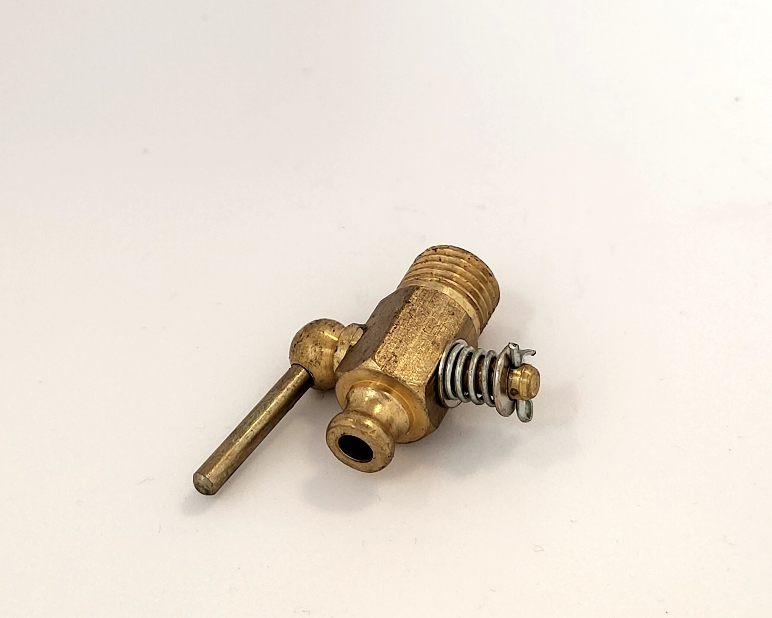Univerzális, M14x1,5 mm,-es vízleeresztő csap.Kiválló minőségü indiai termék, egyedi csomagolásban.