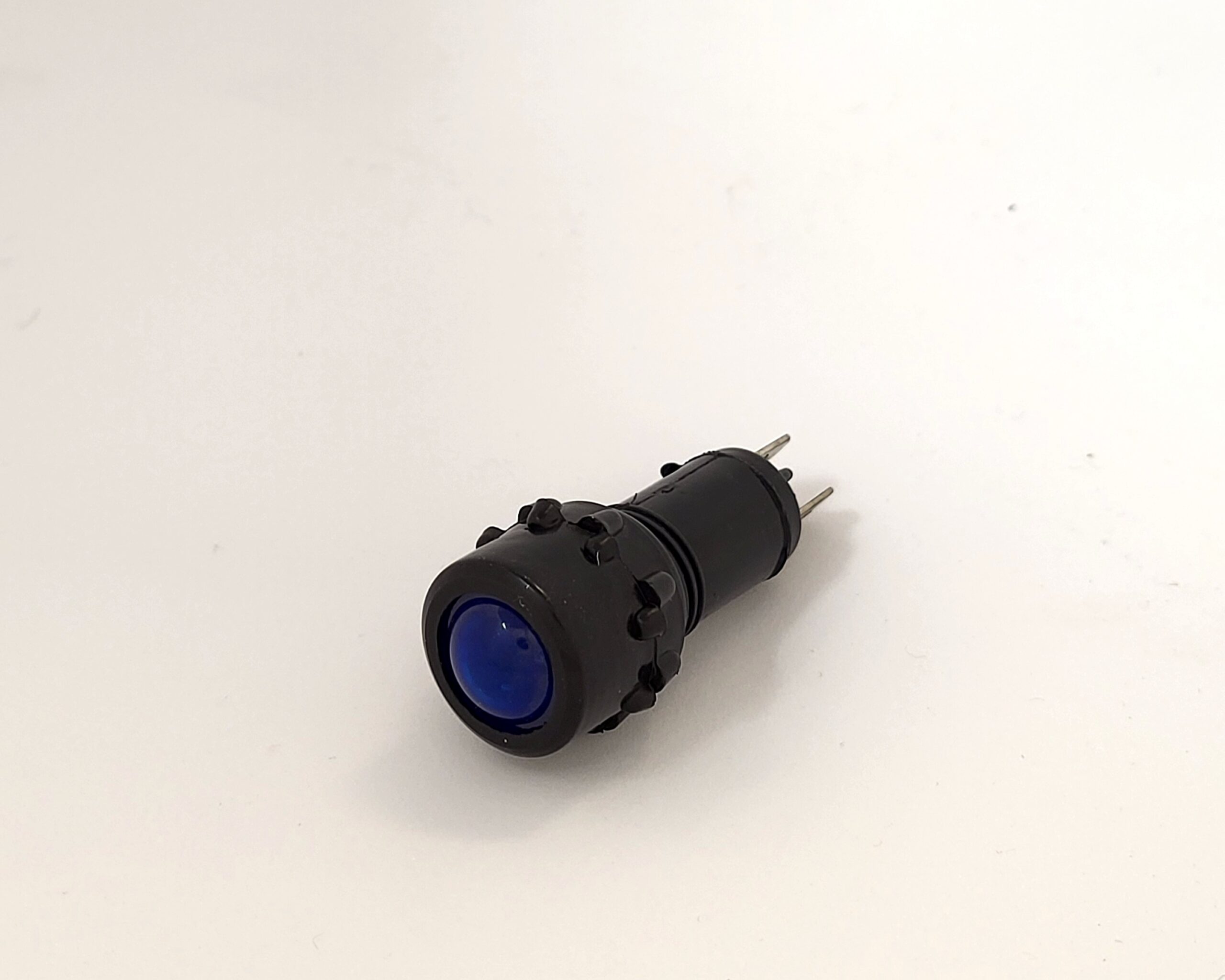 12-24V,-os LED,-es univerzális kerek kontrollámpa műanyag házban.-KÉK-. Csavaros vezetékrögzítéssel, egyedi csomagolásban.