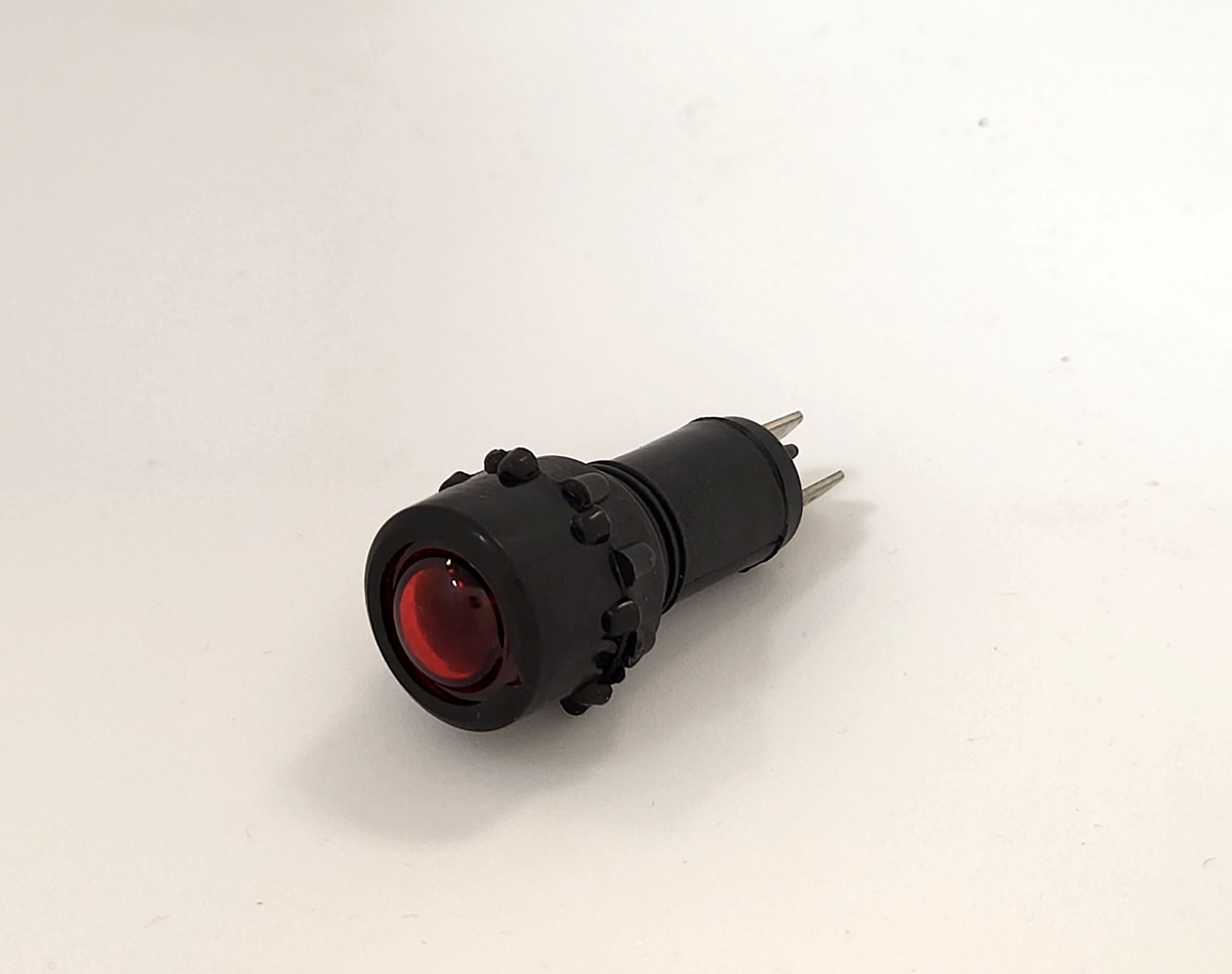 12-24V,-os LED,-es univerzális kontrollámpa, műanyag házban.-PIROS- Csavaros vezetékrögzítéssel, egyedi csomagolásban.