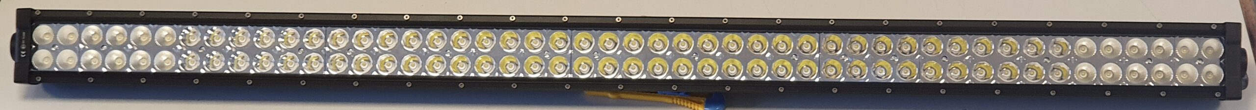 KS 88288,-as aluminiumházas fényhíd.Terítő ill.szúrófényes kombináció. Két soros kivitel. 96db 3W,-os Epistár led. 288W. 25920 Lumen teljesítmény.Felfogótalppal.Hossza:127 cm. IP68,-as vízállóság!