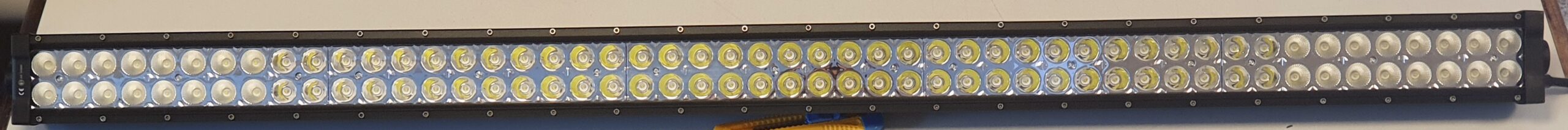 KS 88300,-as alumíniumházas fényhíd.Terítő, ill.Szúrófényes kombináció.Két soros kivitel. 100db 3W,-os Epistár led. 300W. 27000 Lumen teljesítmény. Felfogótalppal.Hossza:137cm. IP68,-as vízállóság.