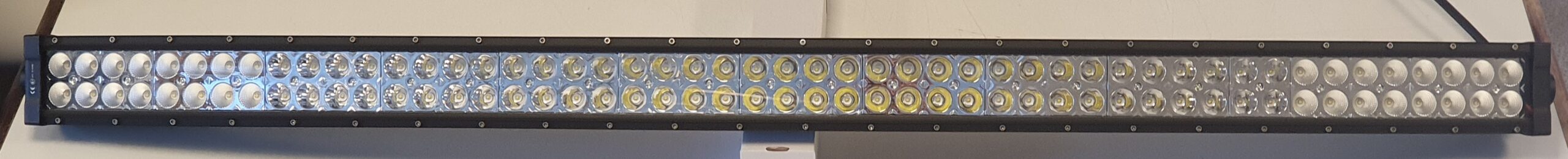 KS 88300C alumíniumházas, Ívelt fényhíd. Terítő, ill. Szúrófényes kombináció.Két soros kivitel. 100db 3W,-os Epistár led. 300W. 27000 Lumen teljesítmény, Felfogótalppal. Hossza:137cm. IP68,-as vízállóság.
