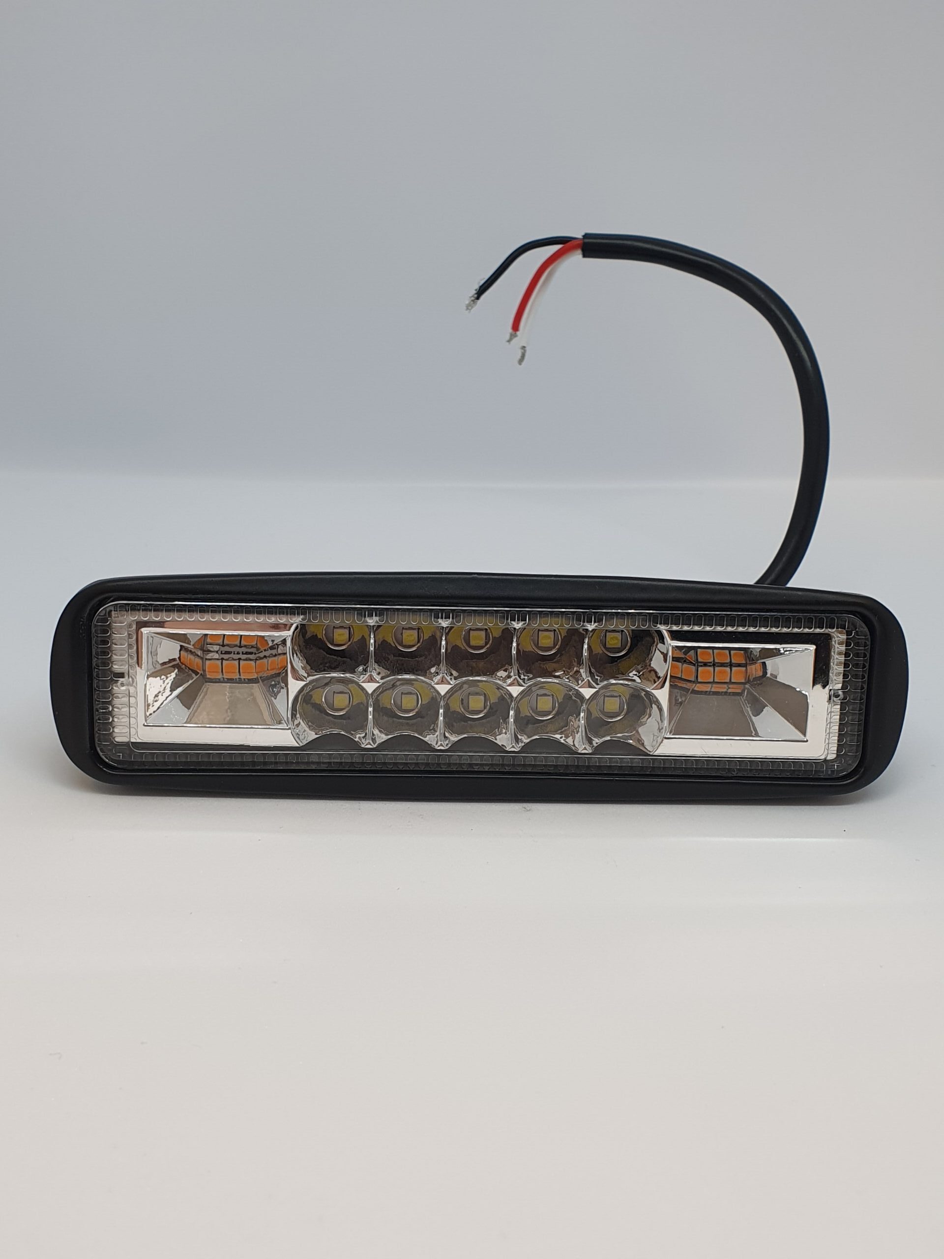 ÚJ TERMÉK!! KS5418. 16db 3W,-os(48W) nagy intenzitású OSRAM ledes 4800 Lumen névleges teljesítményű terítőfényű, kis téglatest alaku munkalámpa, sárga villogó funkcióval.12-24V.E9,-es minősítés.IP68,-as vízállóság.Alu ház(158x45x52mm) fém tartóval.