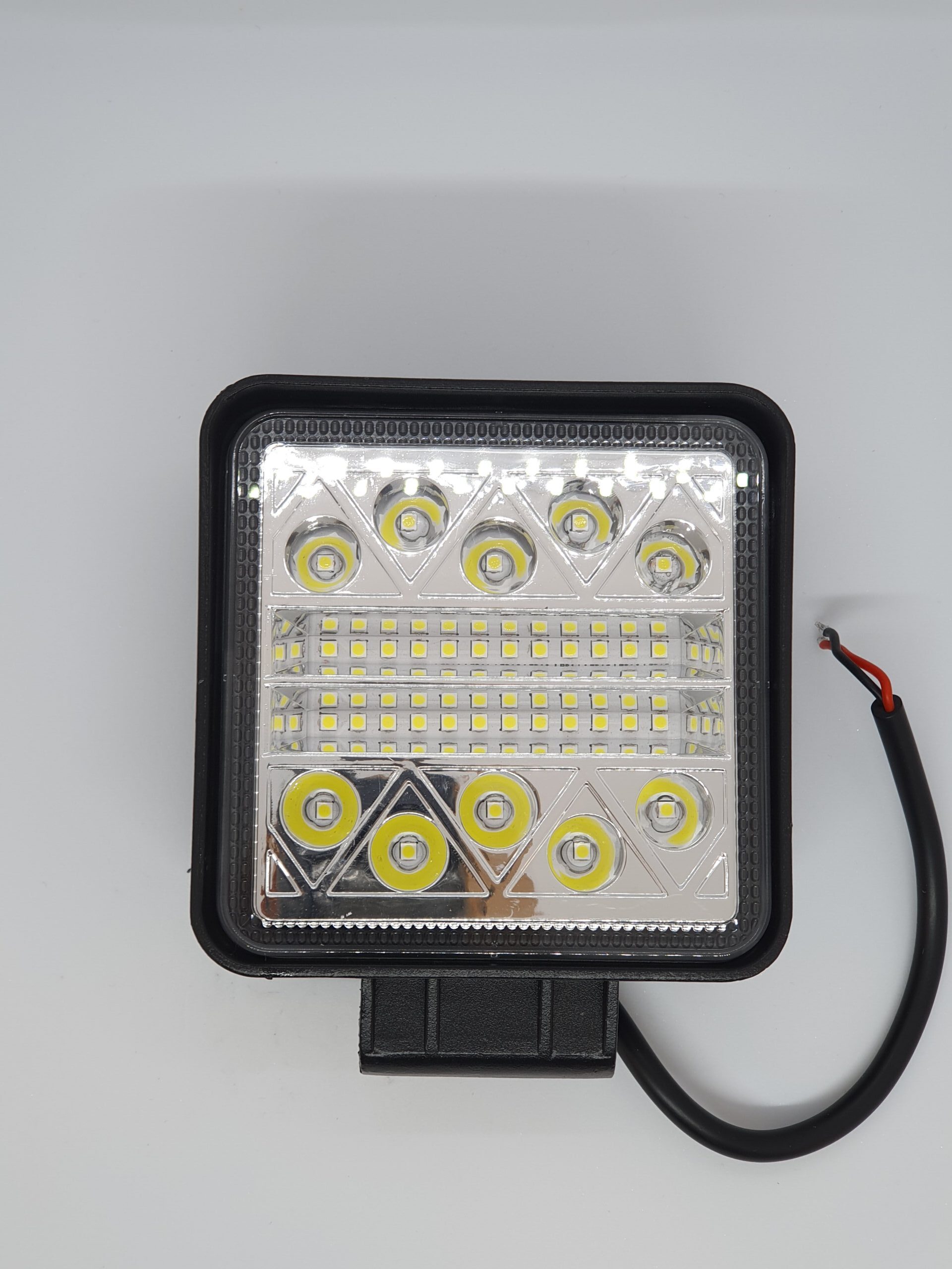 ÚJ TERMÉK!! KS33102. 34db 3W,-os nagy intenzitású OSRAM ledes 10200Lumen névleges teljesítményű,szúró ill.terítőfényű kocka alaku munkalámpa.12-24V.E9,-es minősítés.IP68,-as vízállóság.Alumínium házban(110x126x57mm)fém tartóval,cca:250mm bekötő kábel