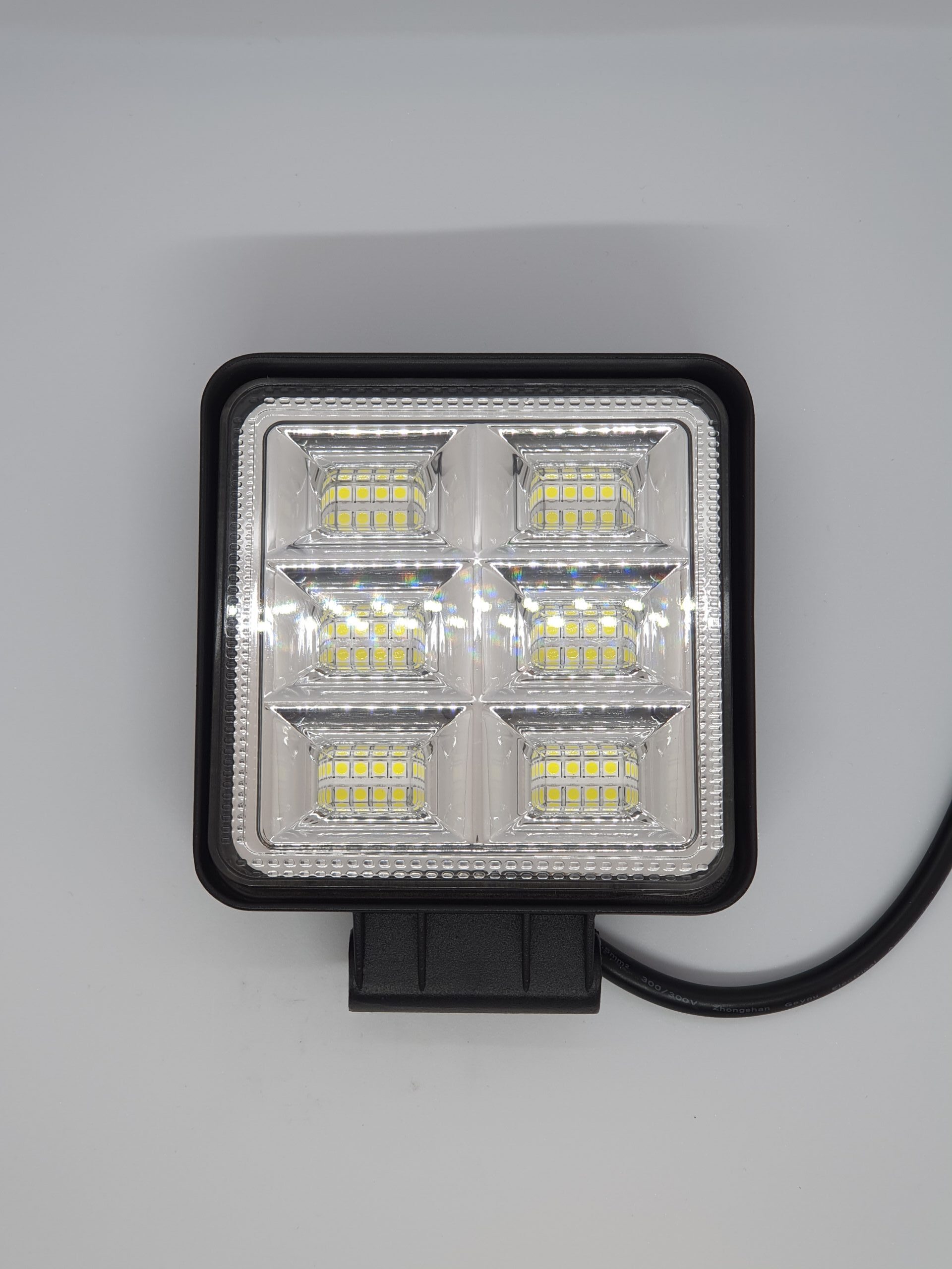 ÚJ TERMÉK!! KS33144. 48db 3W,-os nagy intenzitásu OSRAM ledes,14400 Lumen névleges teljesítményű, terítőfényü kocka alaku munkalámpa.12-24V.E9 minősítés.IP68,-as vízállóság.Alumínium házban(110x126x35mm)alúl fém tartóval,cca:250mm bekötő kábellal.