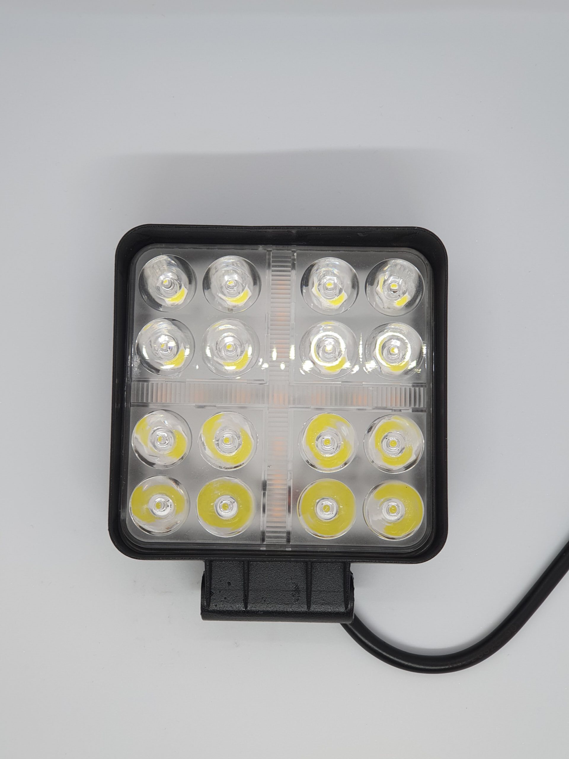 ÚJ TERMÉK! KS3348. 16db 3W,-os(48W) nagy intenzitásu OSRAM ledes 4800 lumen névl.teljesítményű szúrófényű munkalámpa sárga jelző fénnyel.12-24V.E9,-es minősítés.IP68,-as vízállóság. Aluminium házban(110x128x35mm) fém tartóval,250 mm bekötési kábellal