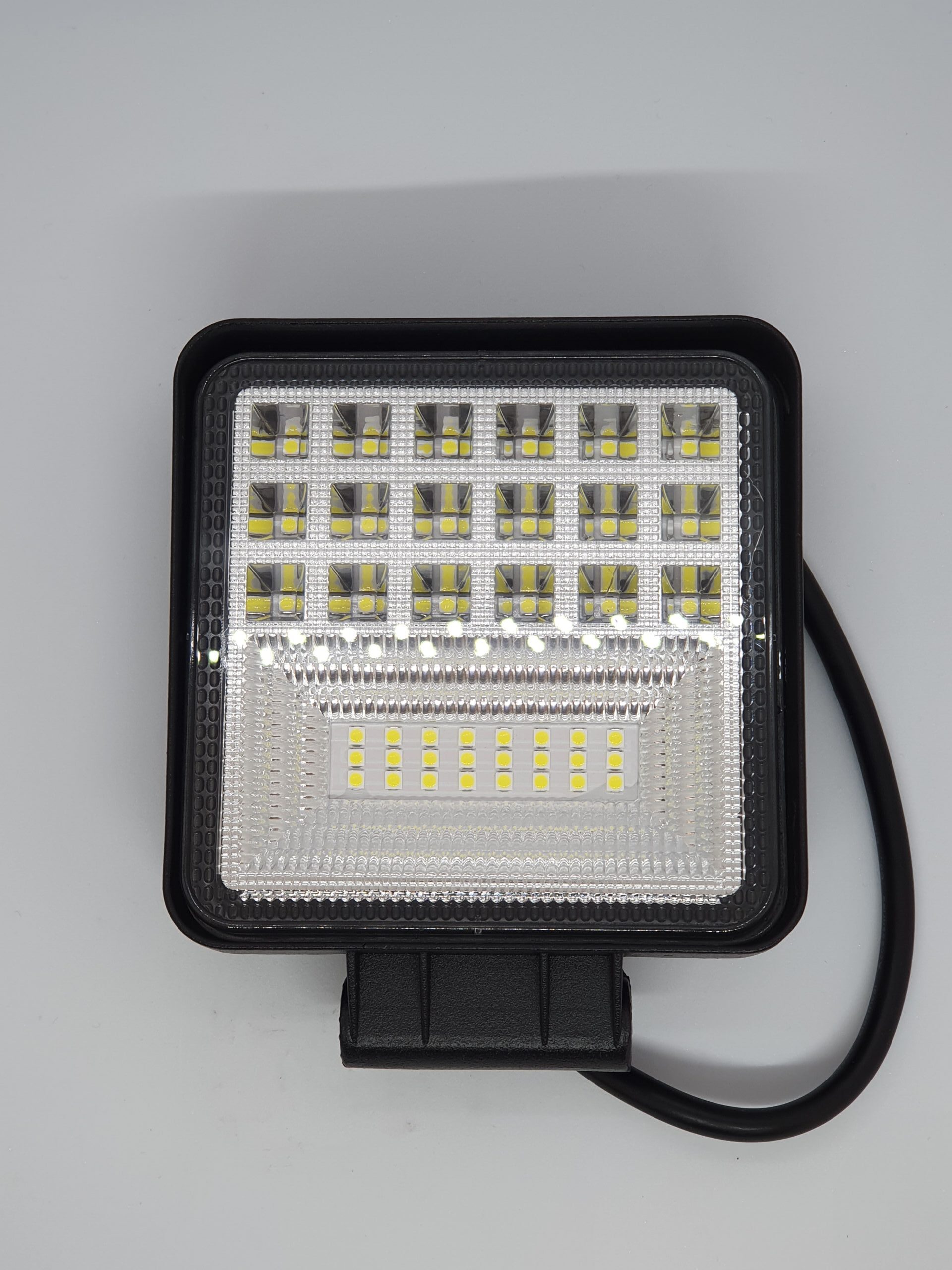 ÚJ TERMÉK!! KS33126. 42db 3w,-os(126W) nagy intenzitású OSRAM ledes 12600 Lumen névleges teljesítményű,terítőfényű,kocka alaku munkalámpa.12-24V.E9,-es minősítés.IP68,-as vízállóság.Alum.Házban(110x128x35mm)alul fém tartóval,250mm bekötési kábellal.