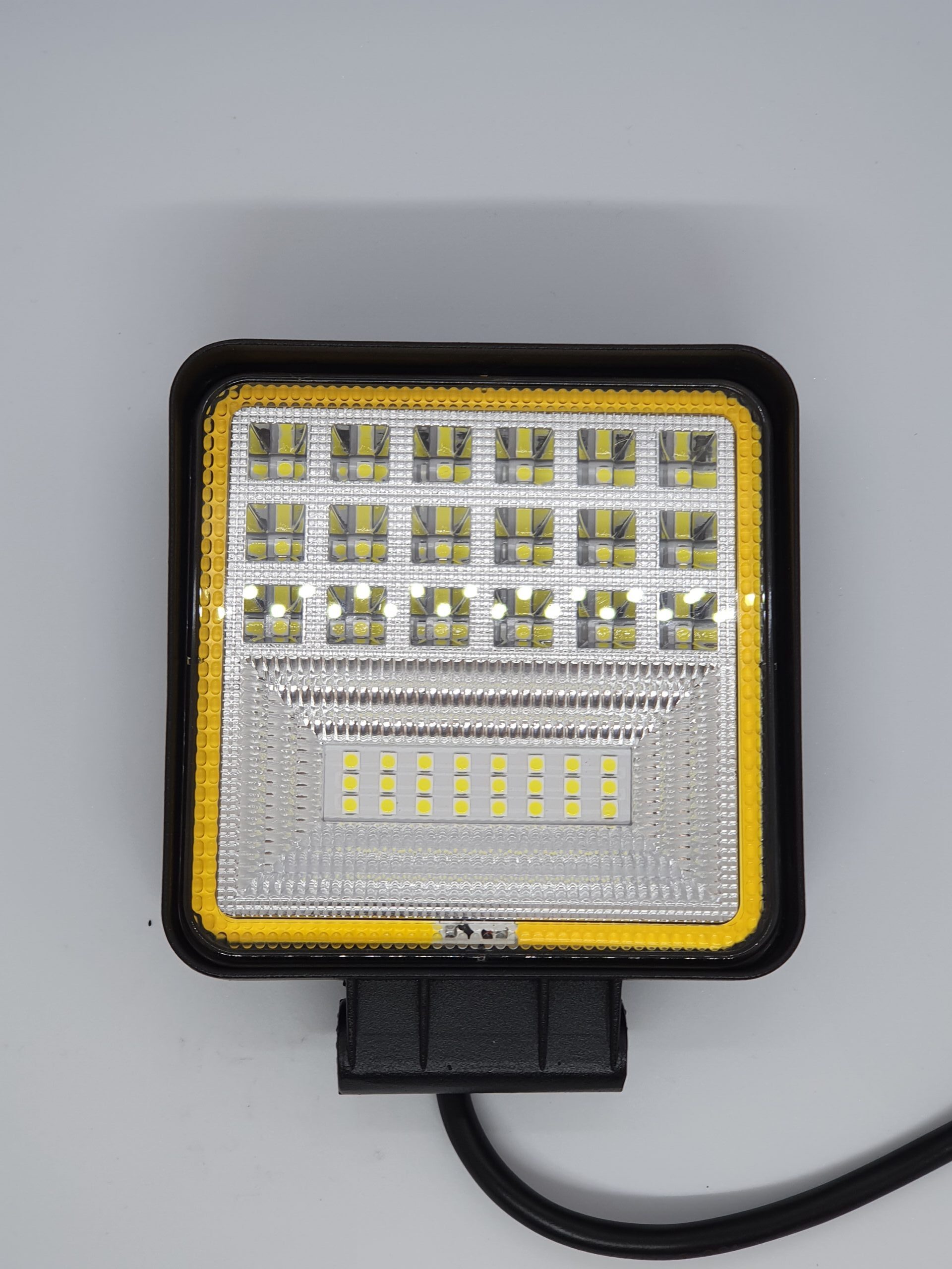 ÚJ TERMÉK!! KS33126H. 42db 3W,-os(126W) nagy intenzitásu OSRAM ledes 12600 Lumen névleges teljesítményű terítőfényű munkalámpa sárga jelző fénnyel.Kocka(110x128x35mm)alaku.12-24V.E9,-es minősítés. IP68,-as vízállóság. Alu ház.250mm bek.vezeték.