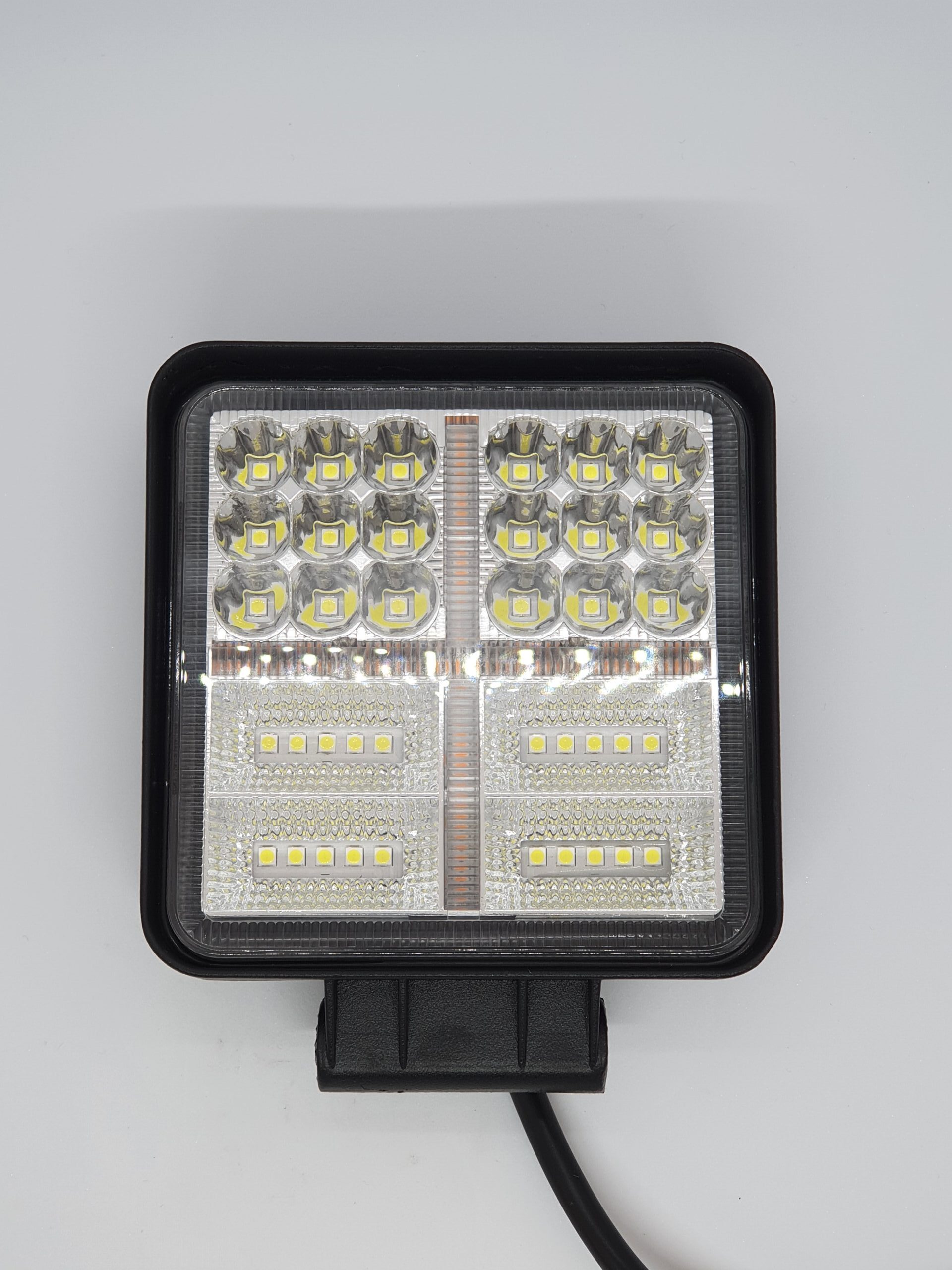 ÚJ TERMÉK!! KS33114. 38db 3W,-os(114W) nagy intenzitású OSRAM ledes 11400 Lumen névleges teljesítményű terítőfényű munkalámpa sárga jelzőfénnyel.Kocka(110x128x35mm) alaku, alum.Házban fém tartóval.12-24V.E9,-es minősítés.IP68,-as vízállóság. 250mm ká