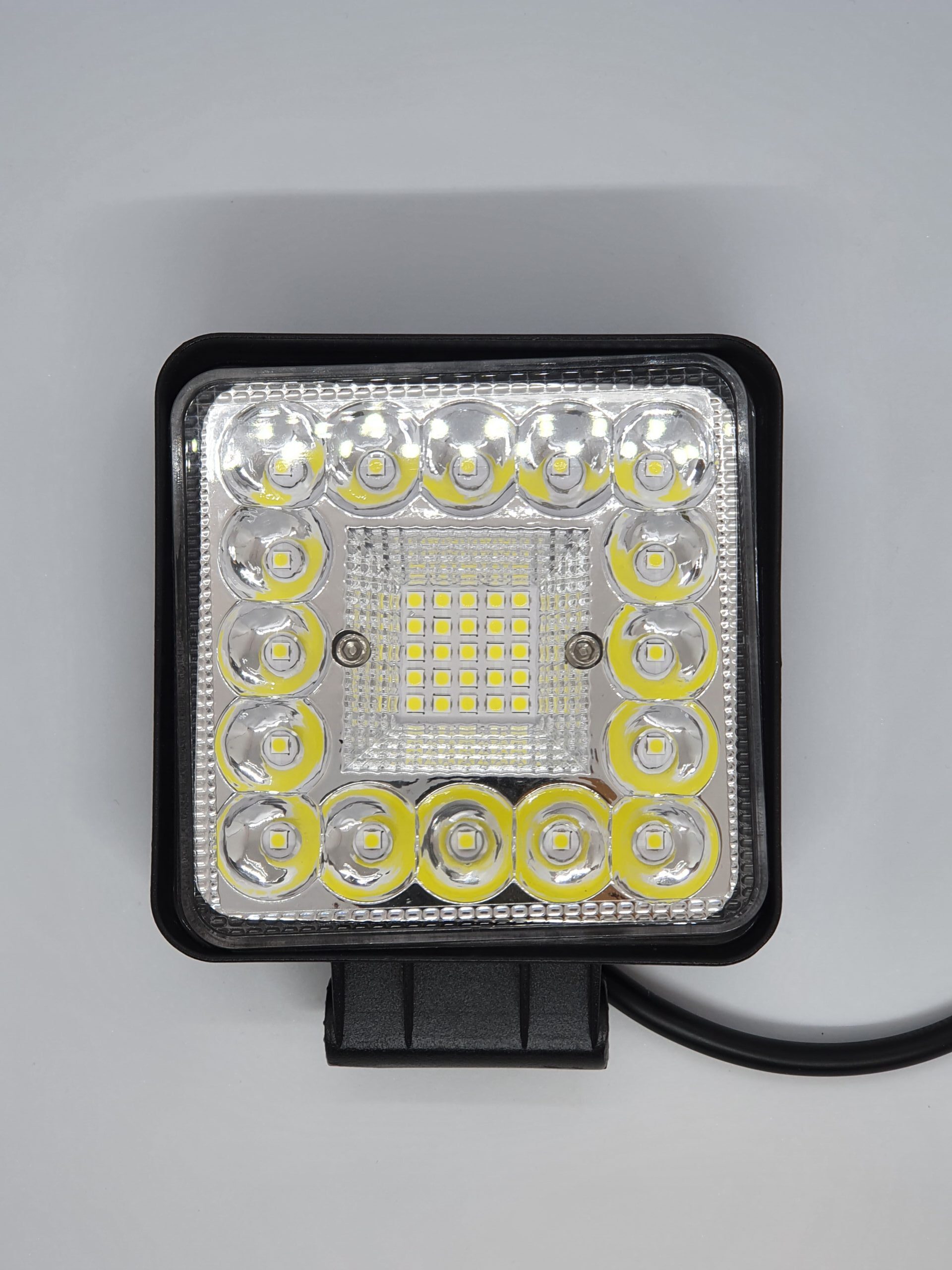 ÚJ TERMÉK!! KS33123. 41db 3W,-os(123W) nagy intenzitású OSRAM Ledes 12300Lumen névleges teljesítményű,terítőfényű kocka alaku munkalámpa.12-24V.E9,-es minősítés.IP68,-as vízállóság.Alumínium házban(110x128x35mm) alul fém tartóval,cca 250mm beköt. vez