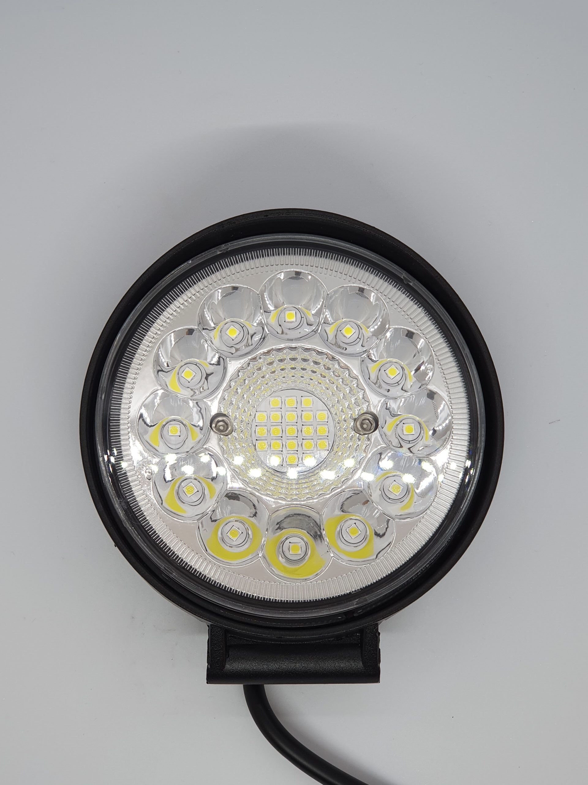 ÚJ TERMÉK!! KS3399. 33db 3W,-os(99W) nagy intenzitásu OSRAM ledes 9900Lumen névleges teljesítményű, terítőfényű, kerek munkalámpa.12-24V. E9,-es minősítés.IP68,-as vízállóság. Alumínium ház(Átm:115mm.Mélys.37mm) alul fém tartóval.250mm bek.kábellal.
