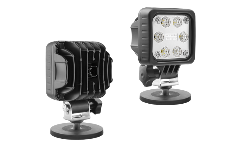 LED6F.49997  6,-Led,-es kocka alaku munkalámpa.2500 Lumen.12-24 V,-os. mágnestalpas.Lampa meretei: 100x76mm. Teljes magasság:160mm.