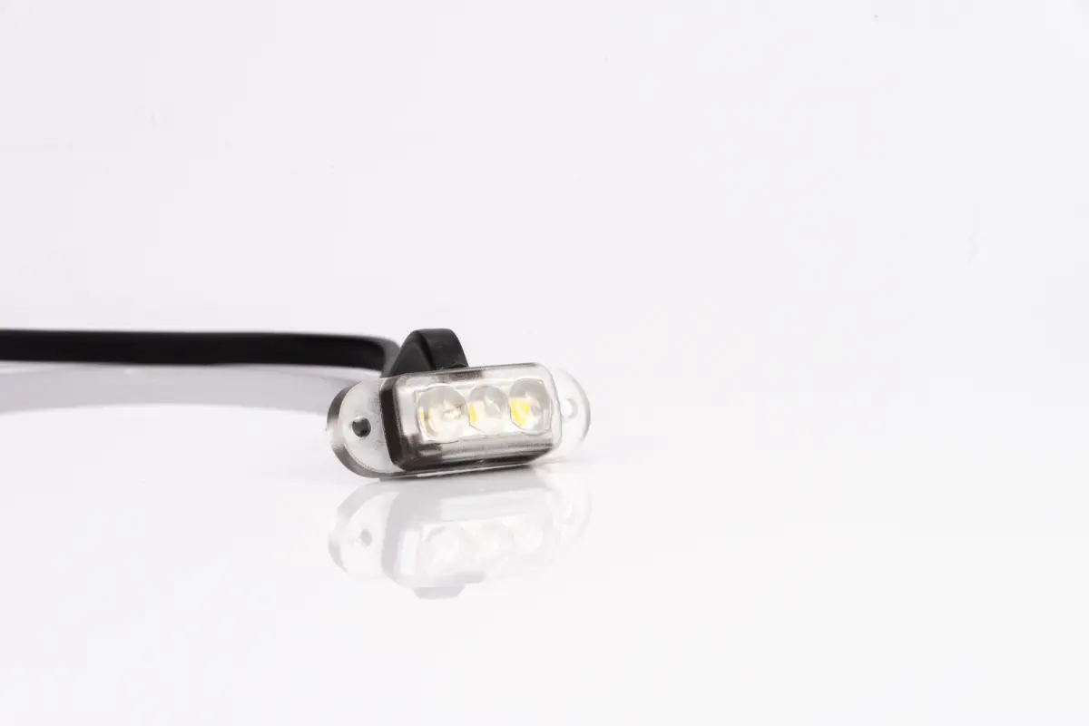 !!!ÚJDONSÁG!!! - Szélességjelző mezőgazdaságban használható 12V!!! 3LED-es sík hátoldalas QS150 csatlakozóval Piros 46mm x 15mm (FT-90C LED)