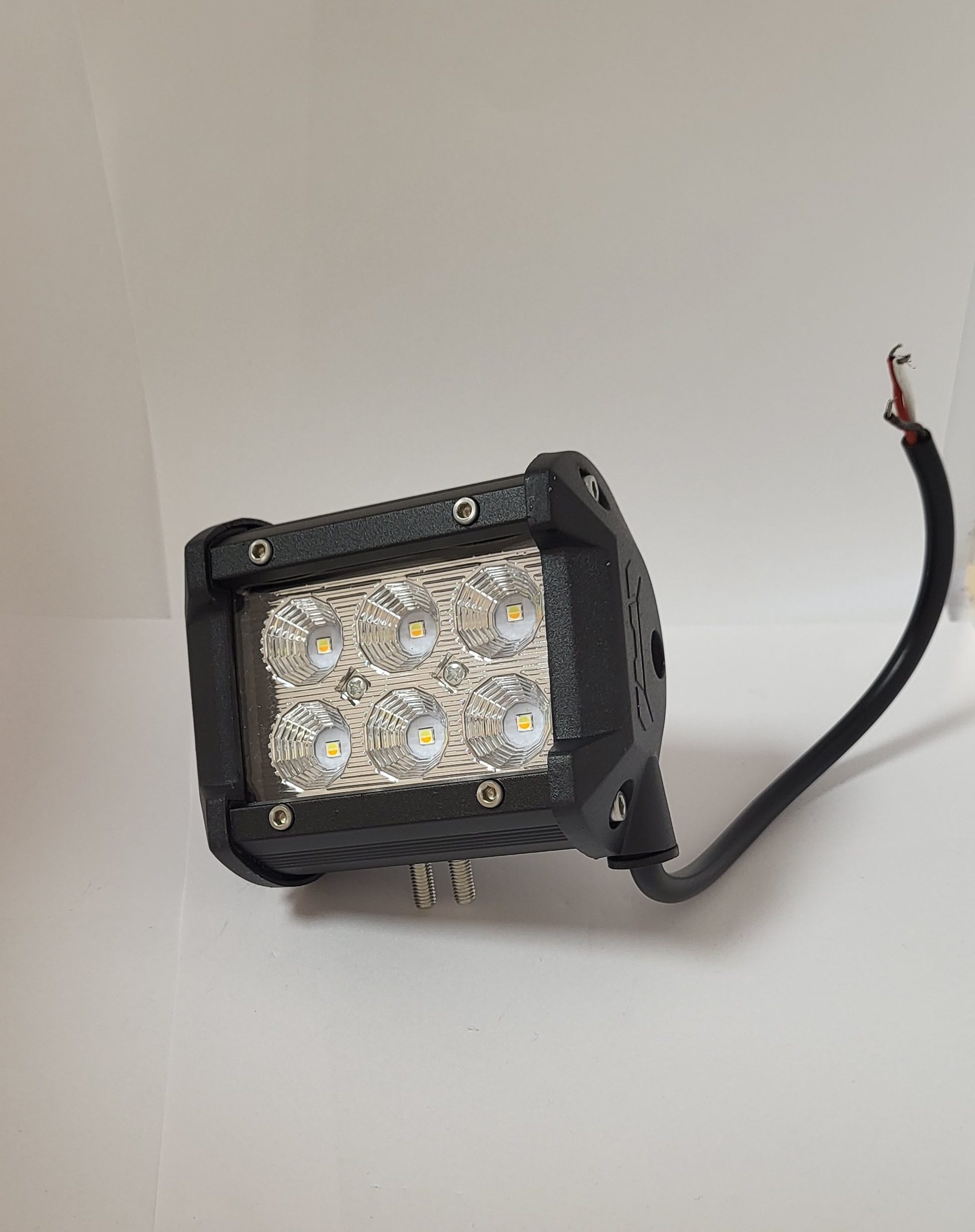 ÚJ Termék!! KS2418. 6db 3W,-os (18W) nagy intenzitásu OSRAM ledes 1800 Lumen névleges teljesítményű, terítőfényü munkalámpa sárga villogó funkcióval.12-24V.E9,-es minősítés. IP68,-as vízállóság.Kocka (95x85x65mm)alaku,hátúl ívelt,fém tartóval.250mm.v