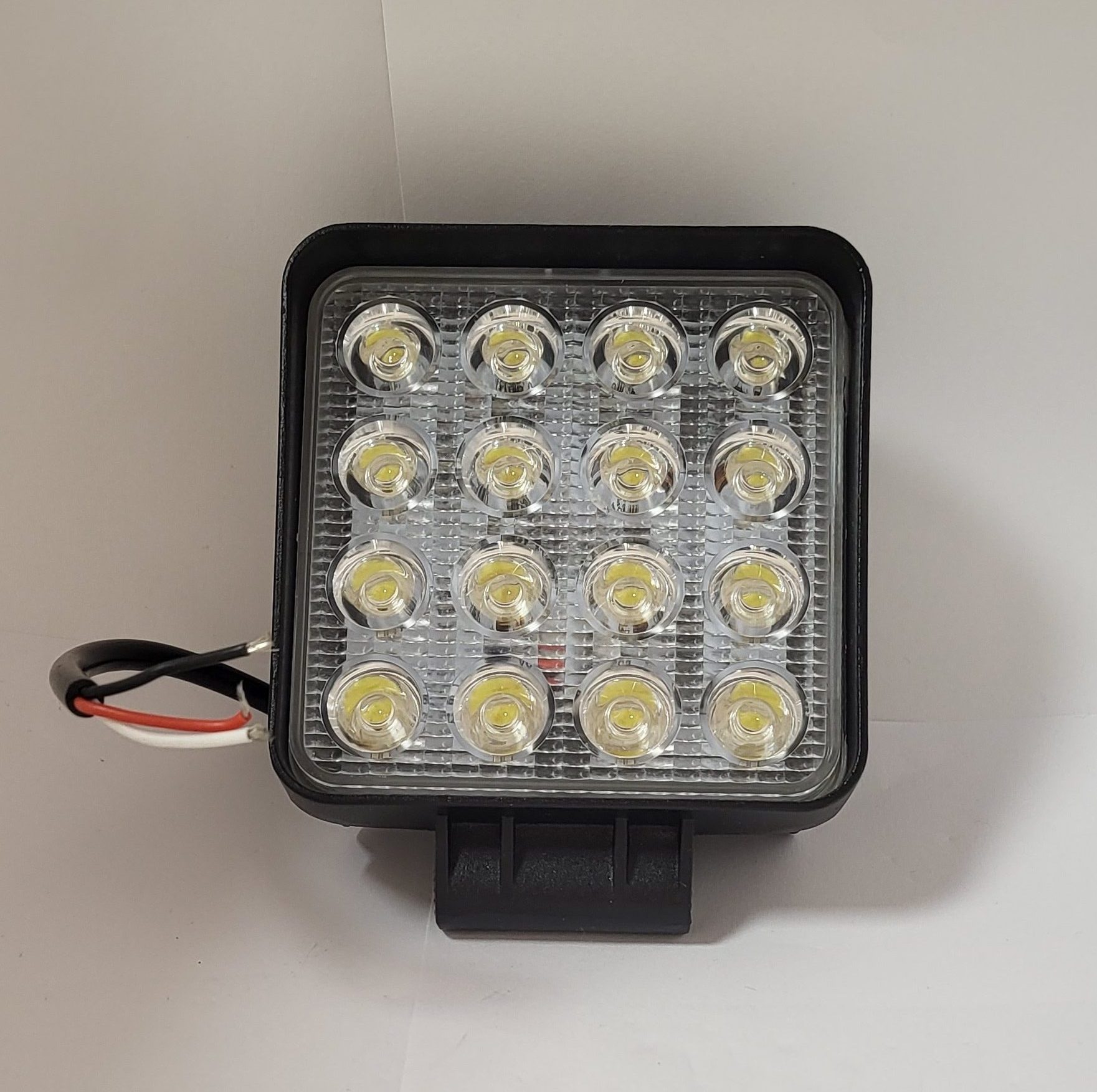 ÚJ TERMÉK!! KS0048F. 16db 3W,-os(48W) nagy intenzitásu OSRAM ledes 4800 Lumen névleges teljesítményű terítőfényű munkalámpa, sárga villogó funkcióval.12-24V.E9,-es minősítés. IP68,-as vízállóság.Kocka(110x128x57mm)alaku,fém tartóval, 250mm.vezetékkel